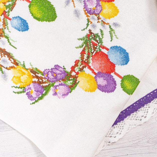 Model broderie colorată pe in